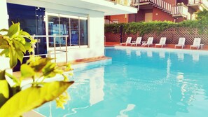Piscina a l'aire lliure, para-sols i gandules 