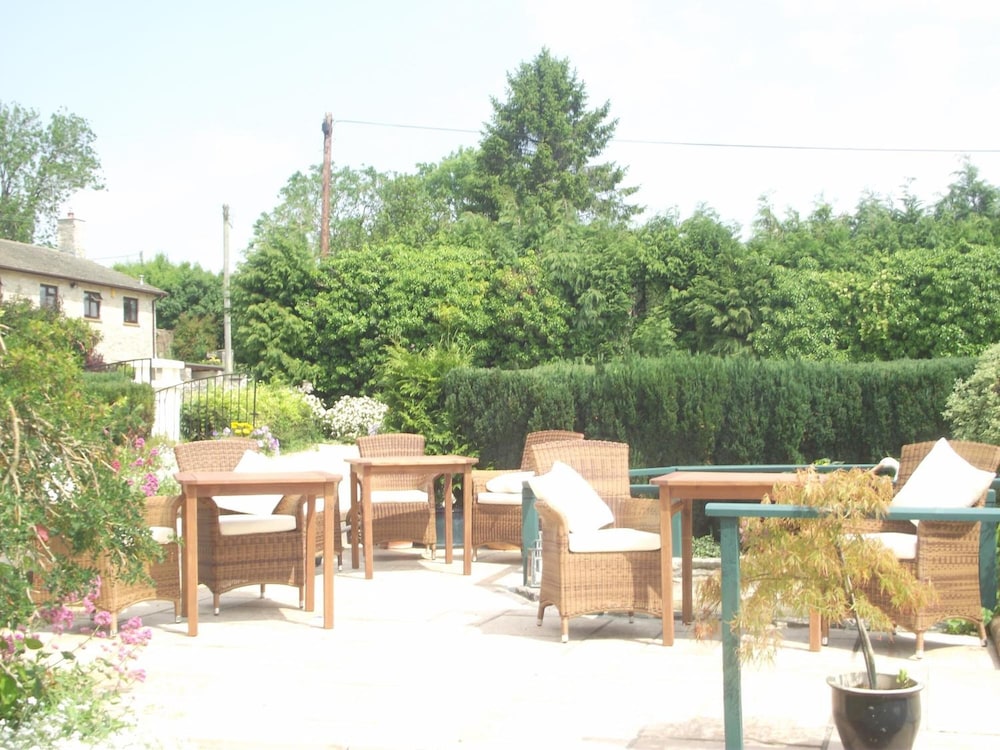 Yalbury Cottage by null