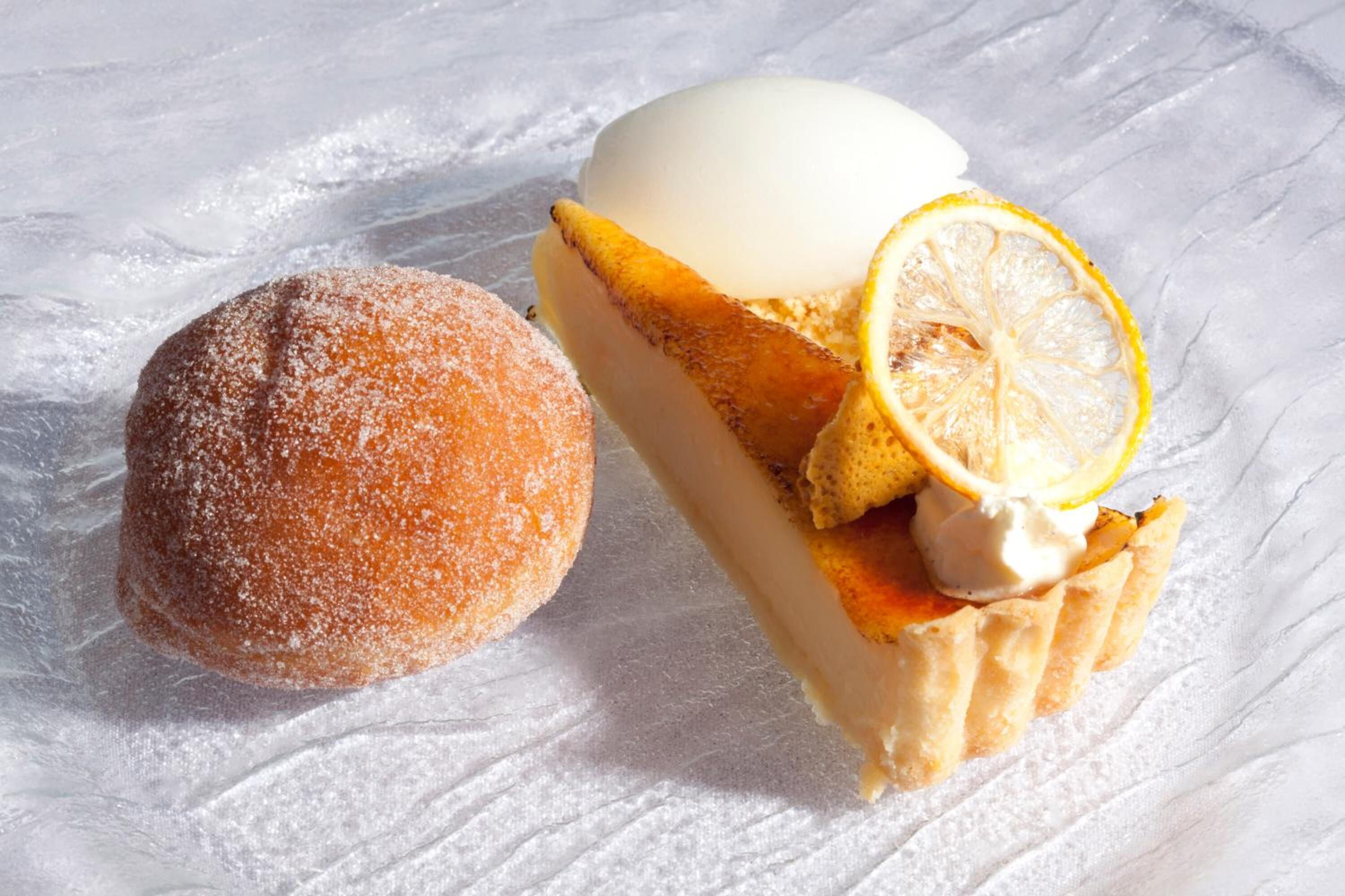 A dessert with a lemon slice and powdered sugar.