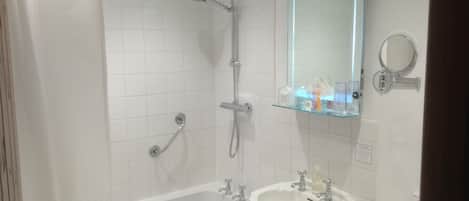 Une salle de bain moderne avec une douche à l’italienne, une baignoire, un lavabo et des toilettes.