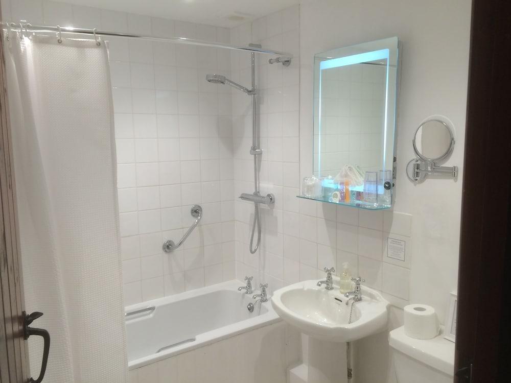 Yalbury Cottage by null