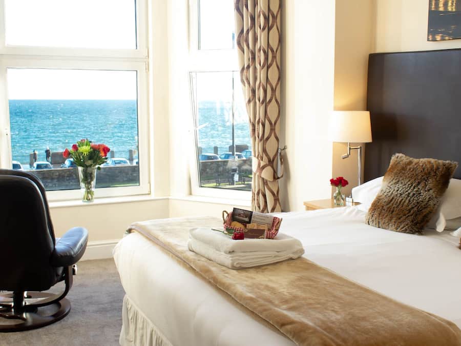 Quarto casal ou duplo, vista para o mar | Ferros/tábuas de passar roupa, Wi-Fi de cortesia, roupa de cama