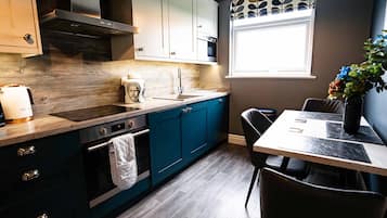 Apartemen Deluks, kamar mandi pribadi (1 Bedroom) | Dapur pribadi | Kursi makan untuk bayi