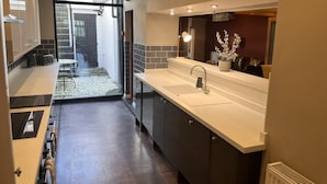 ラグジュアリー ペントハウス 専用バスルーム (Ground Floor 2 Bedroom) | 専用キッチン | ハイチェア