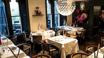 Se sirven cenas y cocina india, con vista al jardín