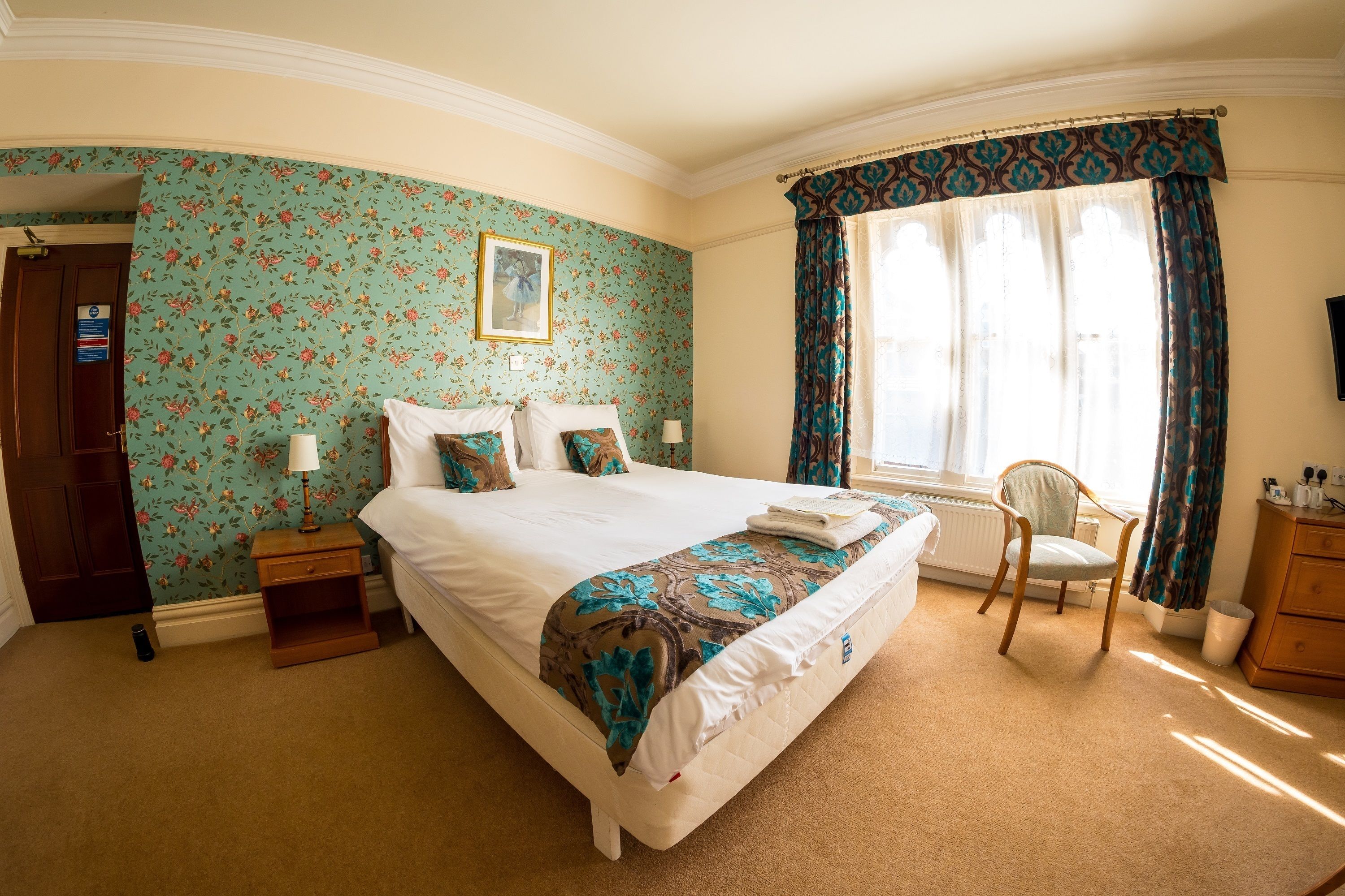 Classic-Doppelzimmer, 1 Doppelbett, Stadtblick | 1 Schlafzimmer, hochwertige Bettwaren, Betten mit Memory-Foam-Matratzen