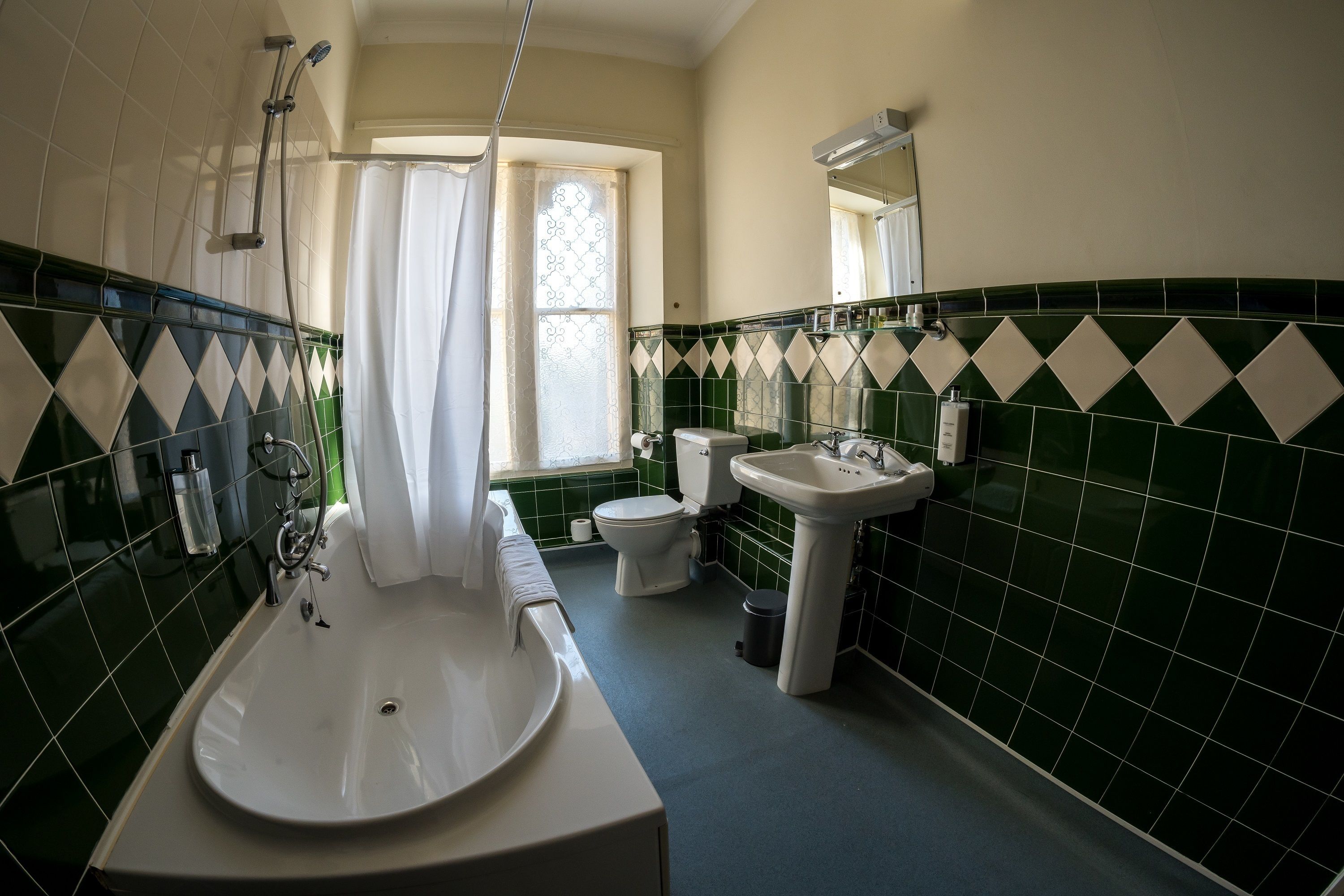 classic twin room, 2 single beds | bathroom | combined shower/bathtub, deep-soaking bathtub, free toiletries
