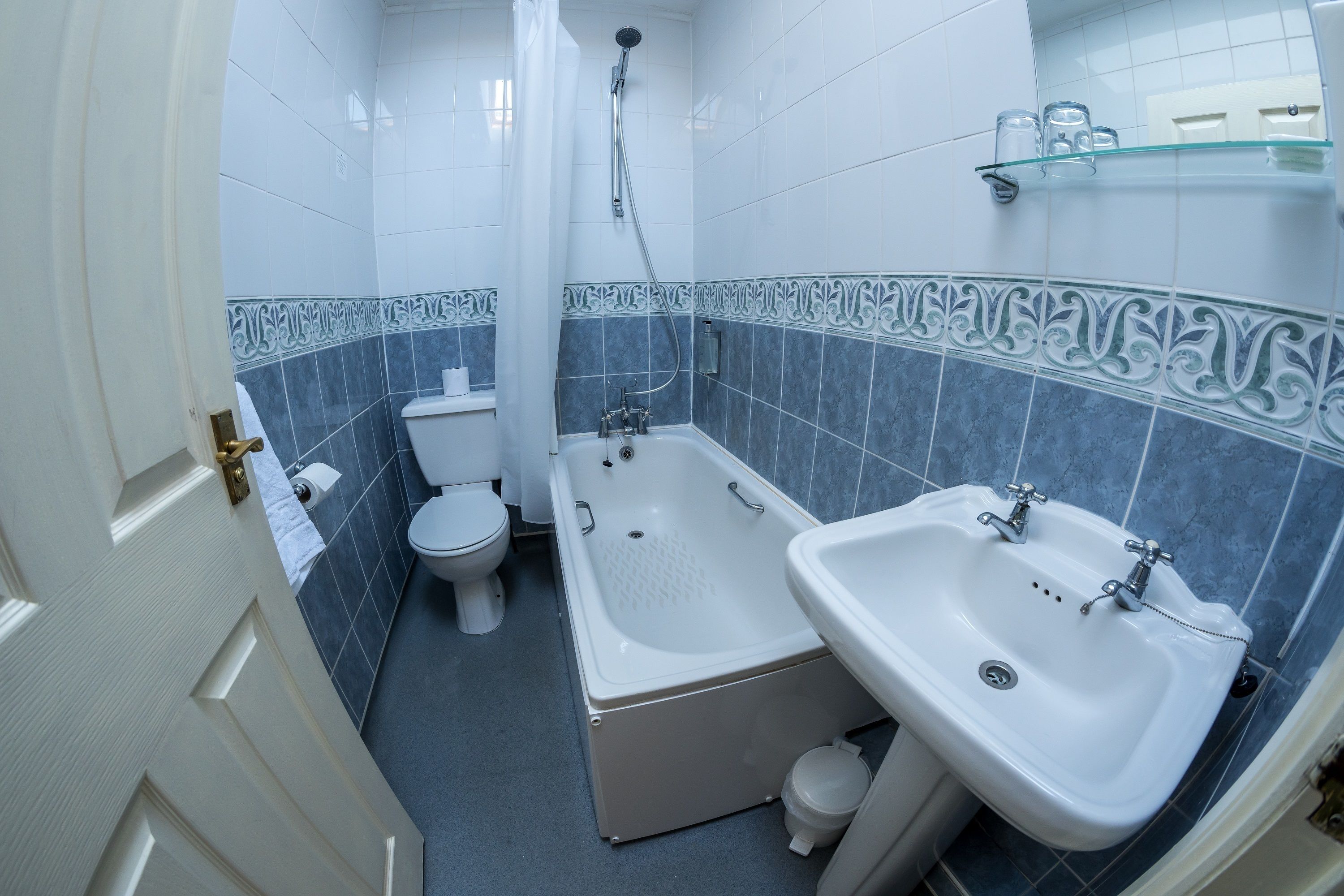classic double room, 1 double bed, city view | bathroom | combined shower/bathtub, deep-soaking bathtub, free toiletries