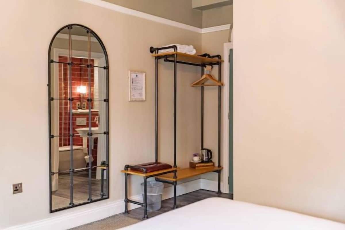 1 habitación, decoración personalizada, muebles diferentes y escritorio