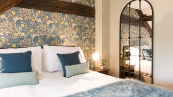 1 bedroom, individually decorated, individually furnished, desk