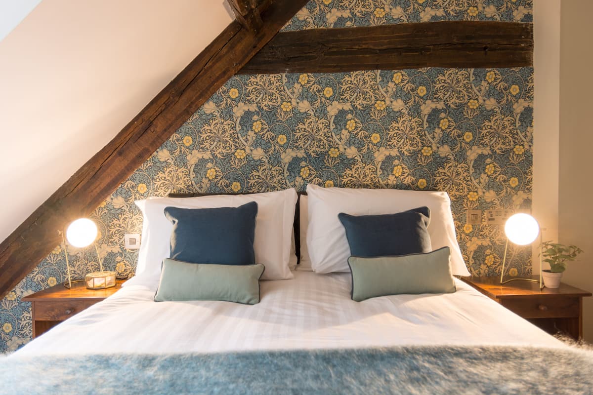 1 bedroom, individually decorated, individually furnished, desk