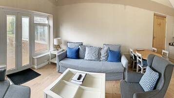 Apartment, 2 Bedrooms, Annex Building (Apartment B) | Living area | Flat-screen TV