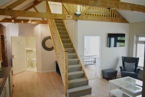 公寓, 2 间卧室, 副楼 (Apartment B) | 起居区 | 平板电视