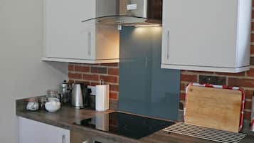 Departamento, 2 habitaciones, en edificio contiguo (Apartment B) | Cocina privada | Parrilla de estufa y cafetera y tetera