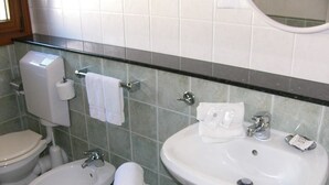 A bathroom with a toilet, bidet, and sink. - Hotel Serena (Grado)