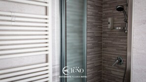 Douche, articles de toilette (gratuits), séchoir à cheveux, bidet