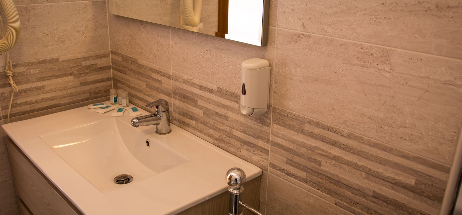 shower, free toiletries, hair dryer, bidet