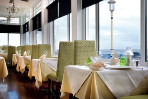 Breakfast, lunch, dinner served; British cuisine, beach views