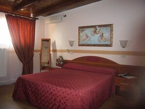 Kamar Double | Brankas, meja kerja, dan tempat tidur bayi (biaya tambahan)