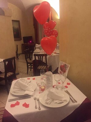 Déjeuner et dîner servis sur place, vue sur le jardin