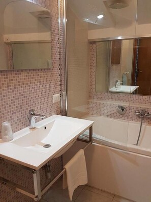 Artículos de tocador gratuitos, secador de pelo, batas, bidet
