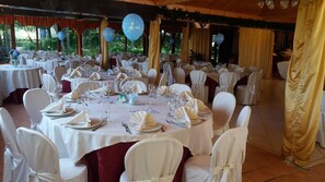 Melayani makan siang dan makan malam dengan pemandangan taman 