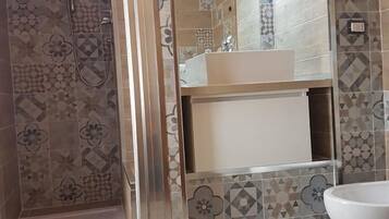 Doppelzimmer | Badezimmer | Kostenlose Toilettenartikel, Haartrockner, Bademäntel, Bidet