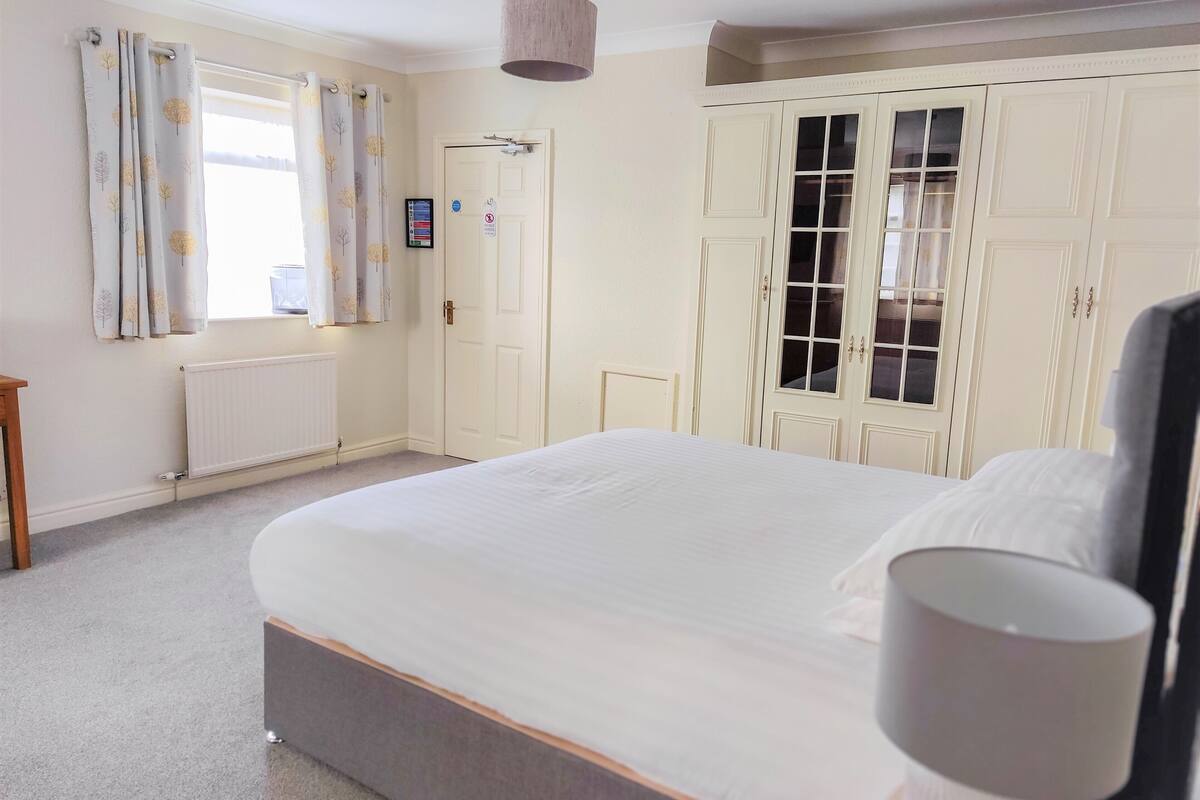 superior suite | iron/ironing board, cots/infant beds, rollaway beds, free wifi