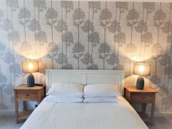 Habitación doble estándar | Tabla de planchar con plancha, cunas, wifi gratis y ropa de cama 