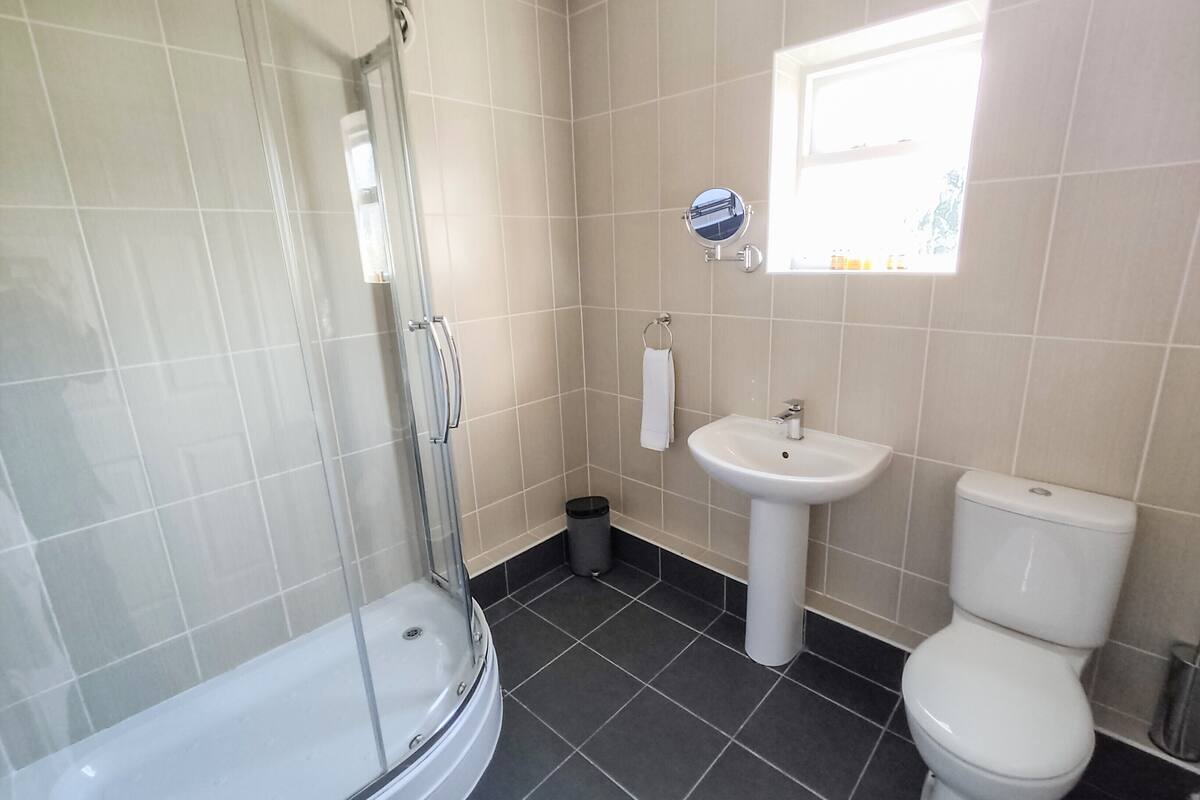 standard twin room | bathroom | hair dryer, towels