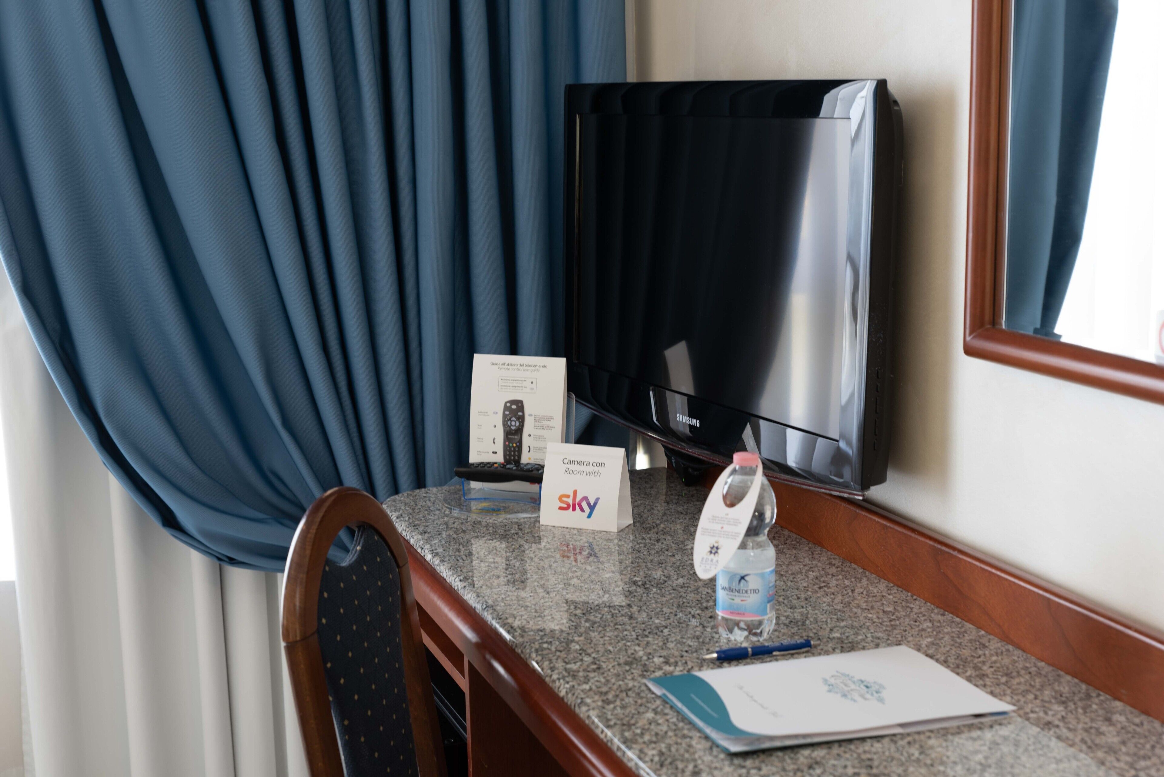 junior suite, 1 king bed | 1 bedroom, minibar, in-room safe, desk