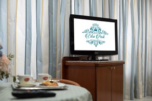 Suite, vue jardin | Restauration dans la chambre