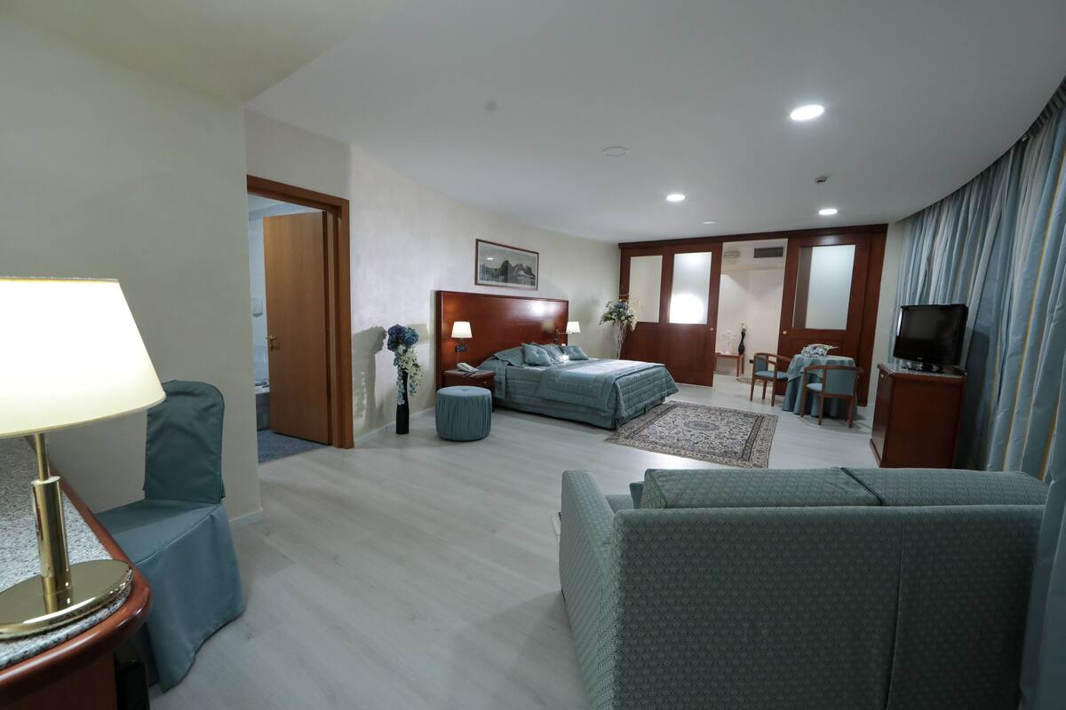 suite, garden view | 1 bedroom, minibar, in-room safe, desk