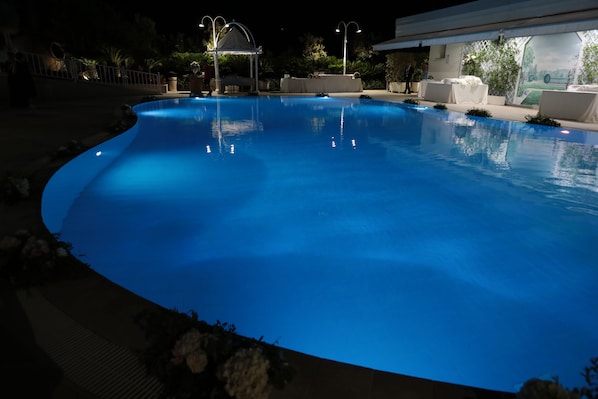 Una piscina al aire libre de temporada