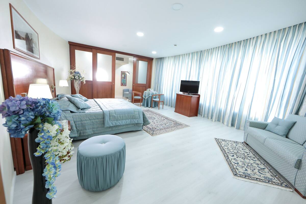suite, garden view | 1 bedroom, minibar, in-room safe, desk