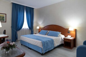 Minibar, caixa forta a l'habitació i escriptori 