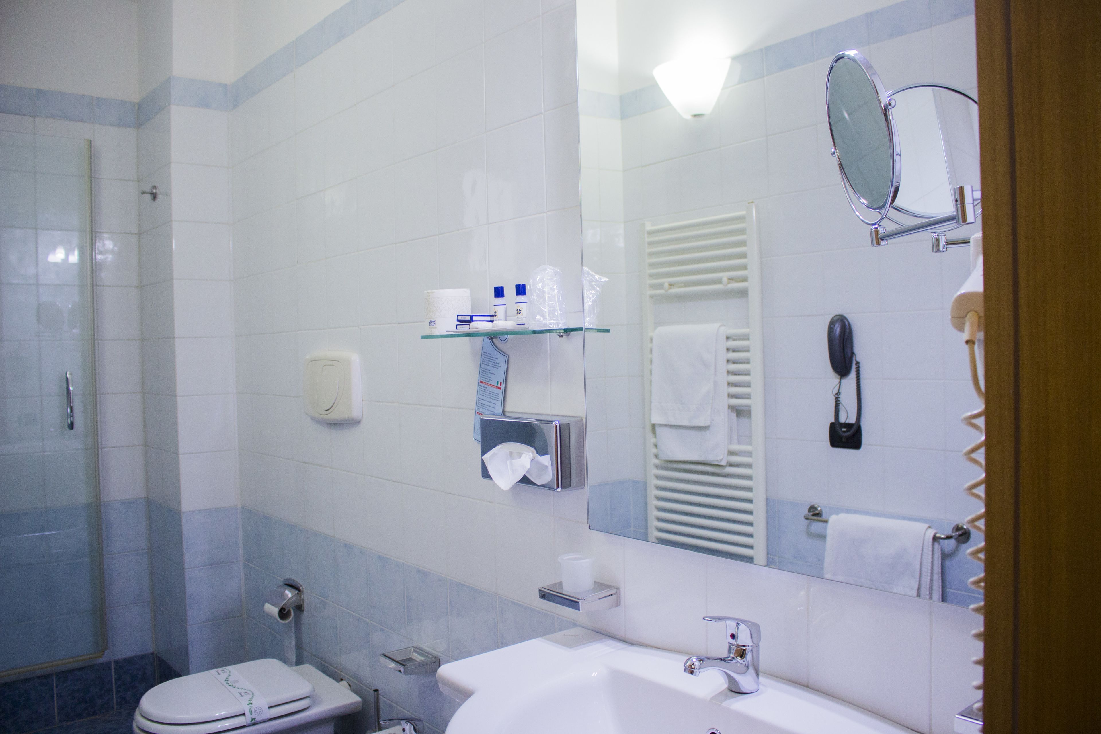 Un baño con inodoro, lavabo y espejo.