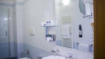Un baño con inodoro, lavabo y espejo.