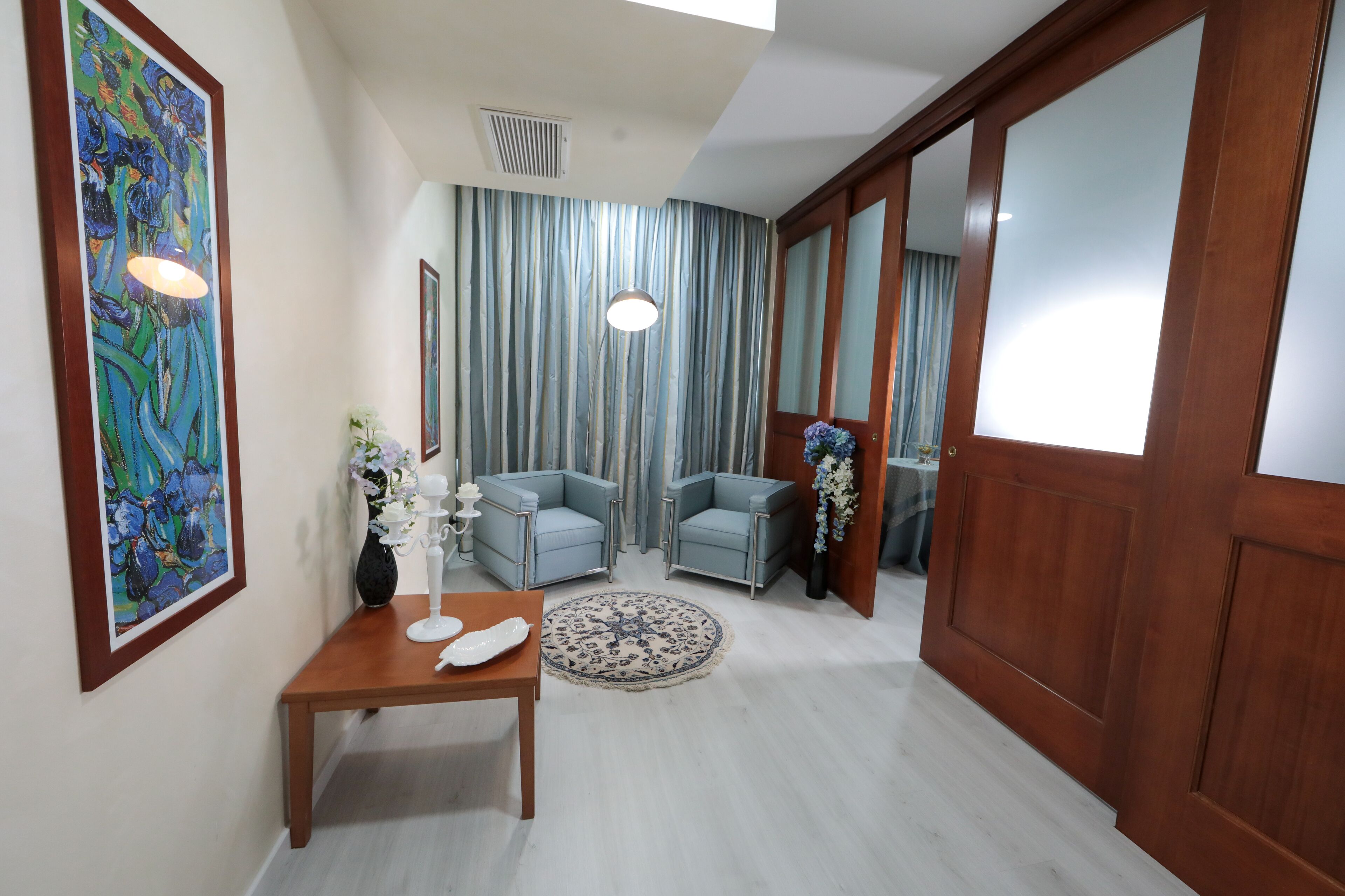 suite, garden view | living area