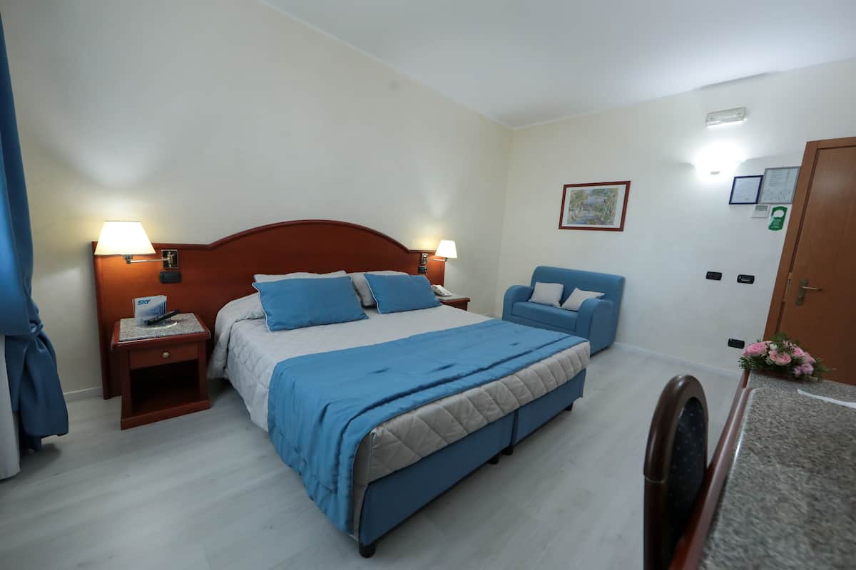 Junior Suite | Minibar, in-room safe, desk, soundproofing