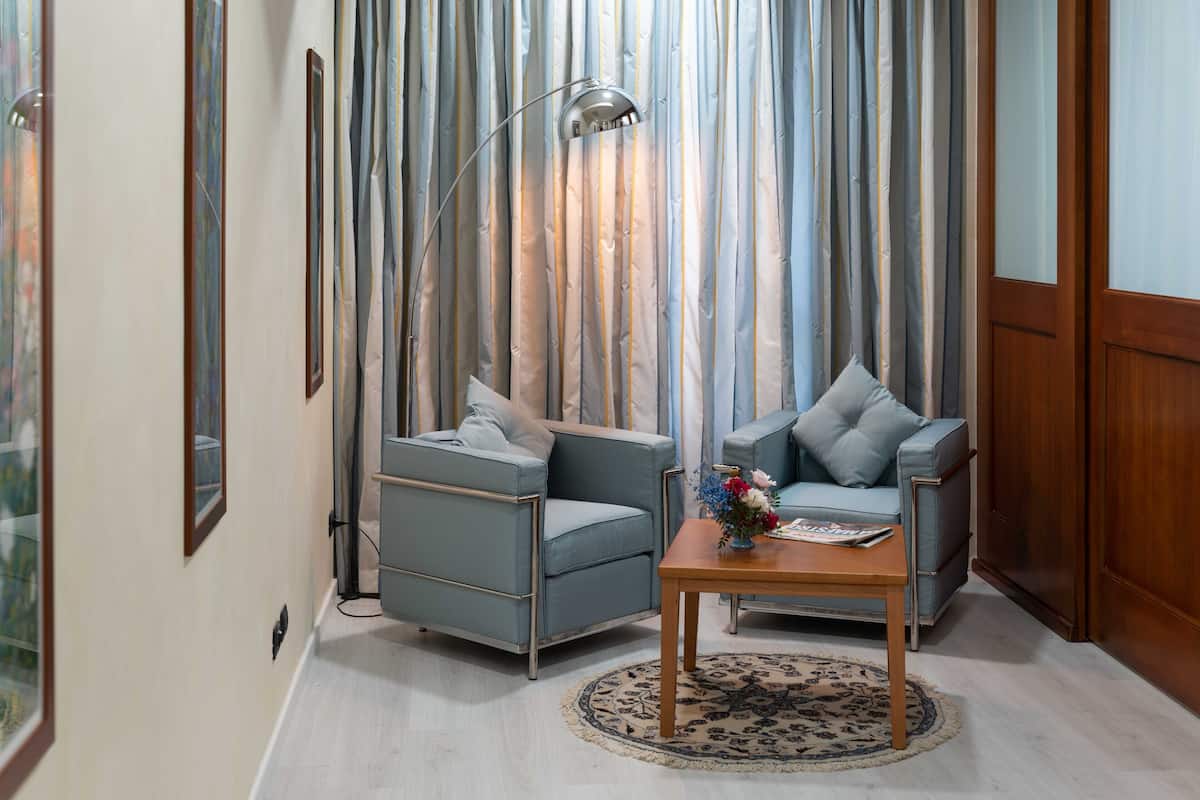 suite, garden view | living area