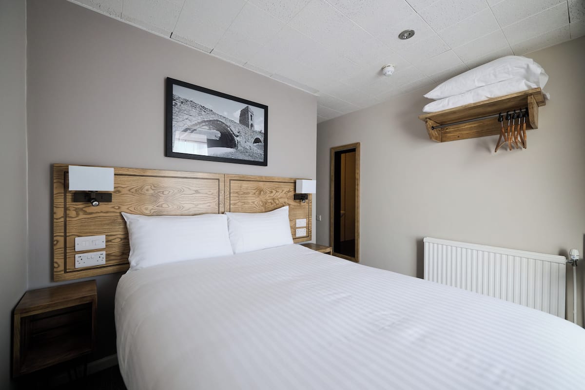 Basic Double Room | Hypo-allergenic bedding, desk, iron/ironing board, free WiFi