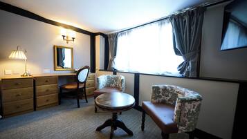 Studio Suite | Hypo-allergenic bedding, desk, iron/ironing board, free WiFi