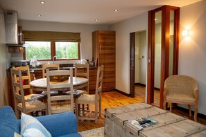 Tabla de planchar con plancha, wifi gratis y ropa de cama 