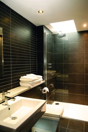 Dusche, kostenlose Toilettenartikel, Haartrockner, Handtücher