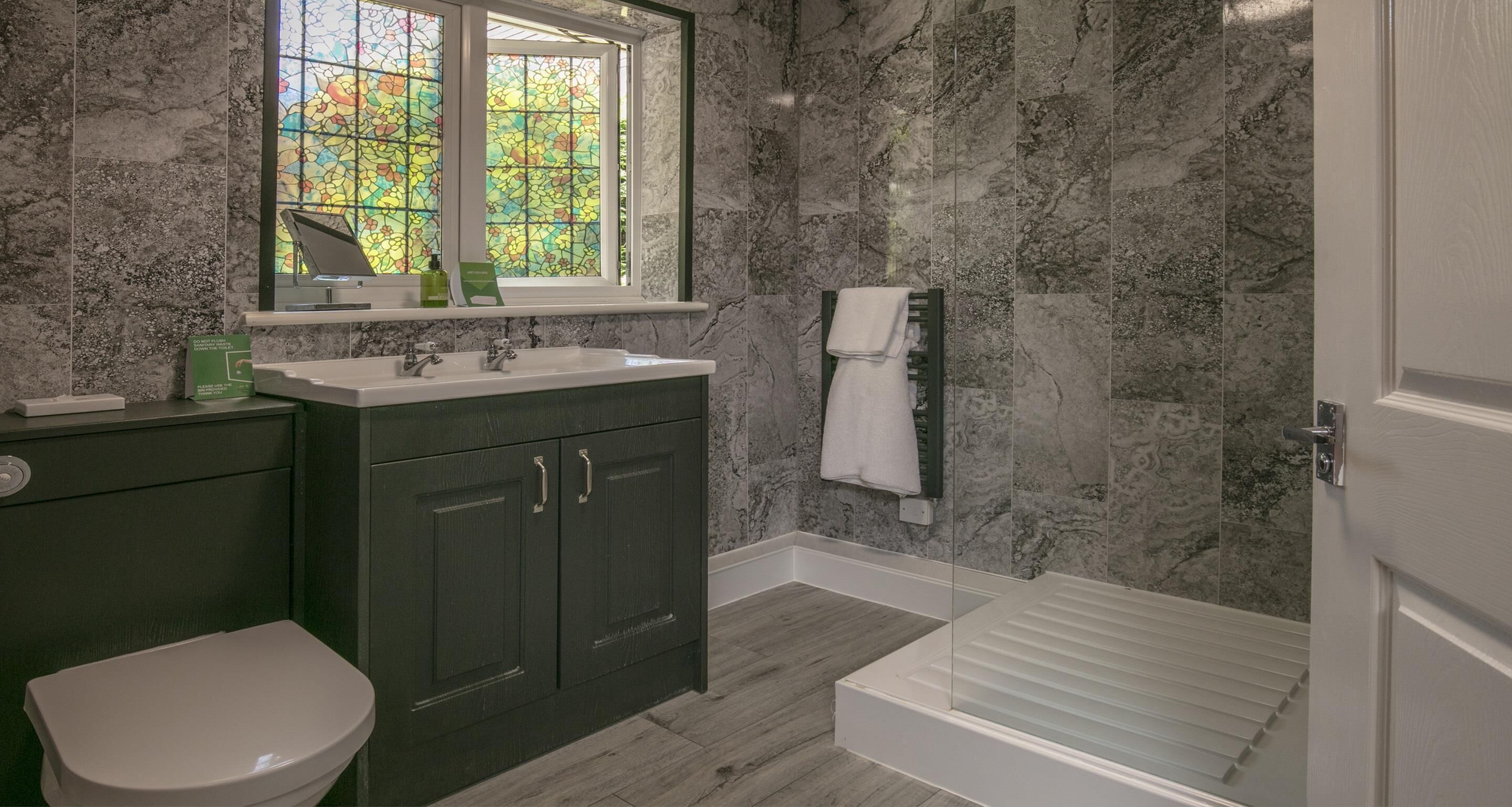 deluxe suite, 1 double bed, non smoking | in-room safe, desk, iron/ironing board, cots/infant beds