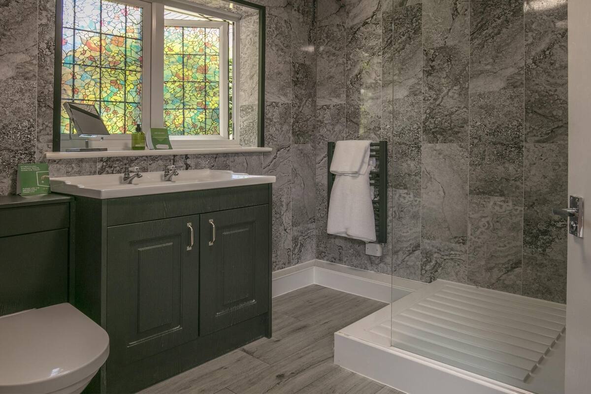 deluxe suite, 1 double bed, non smoking | in-room safe, desk, iron/ironing board, cots/infant beds