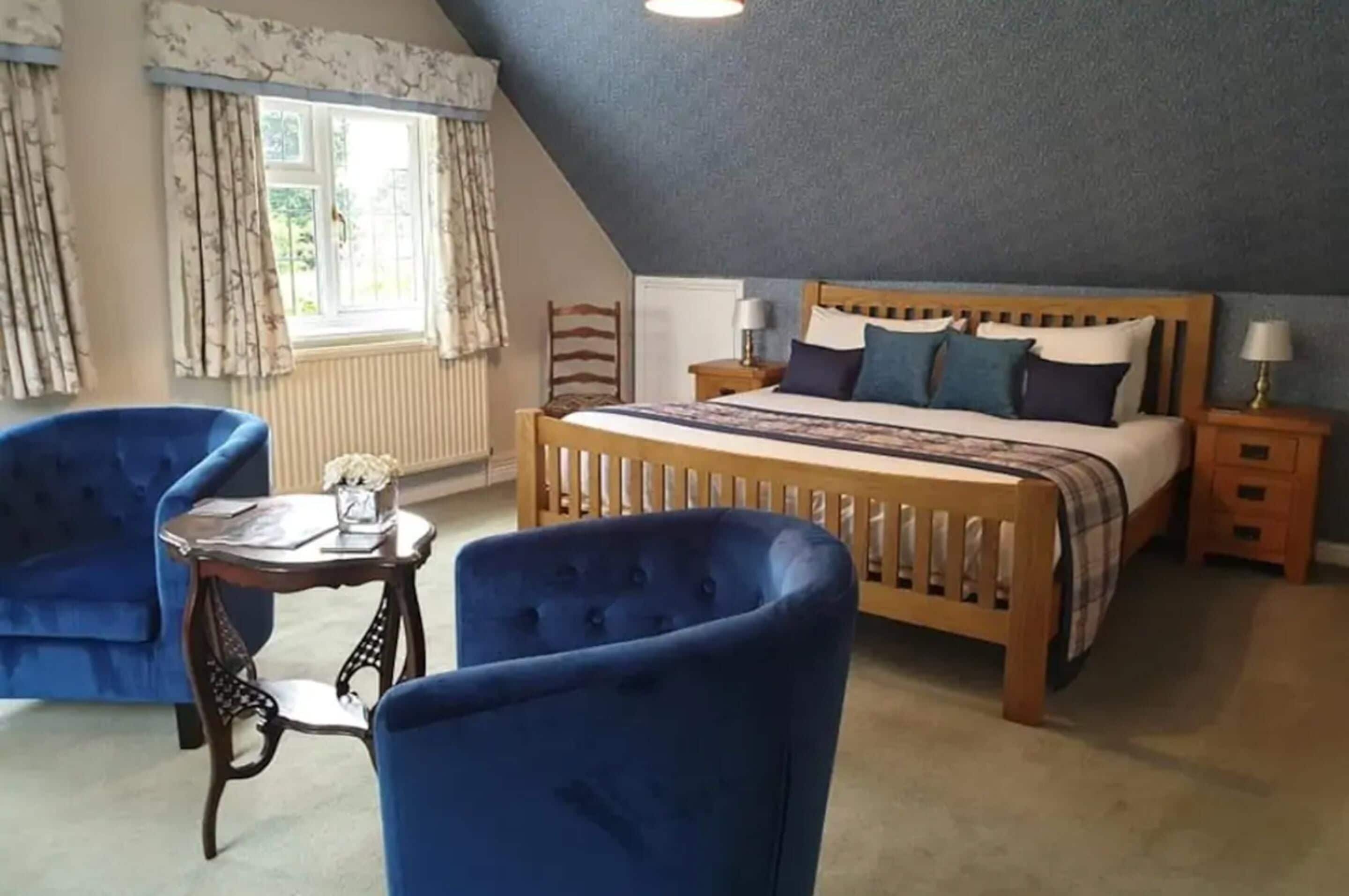 deluxe suite, 1 double bed, non smoking | in-room safe, desk, iron/ironing board, cots/infant beds