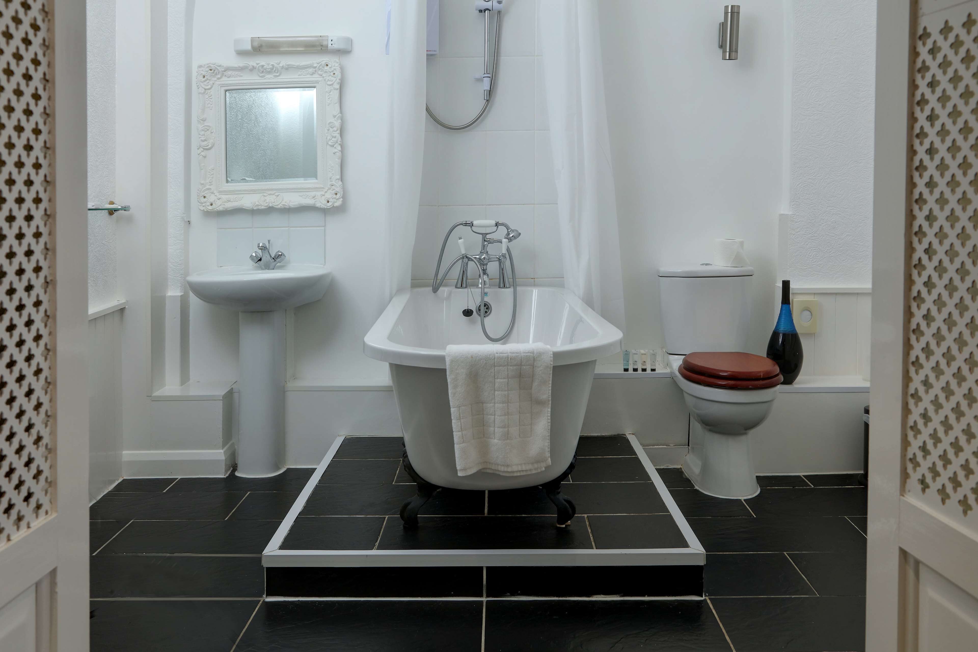 deluxe suite, 1 double bed, non smoking | in-room safe, desk, iron/ironing board, cots/infant beds