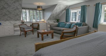 Deluxe Suite, 1 Double Bed, Non Smoking | In-room safe, desk, iron/ironing board, cribs/infant beds